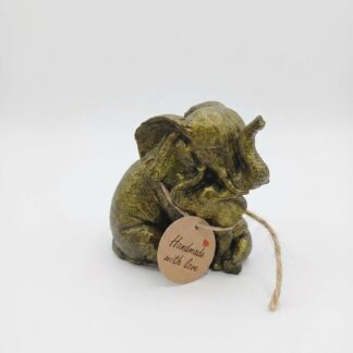 Ръчно изработена фигурка на седнал слон от бетон – уникален сувенир от България и оригинален подарък за нов дом